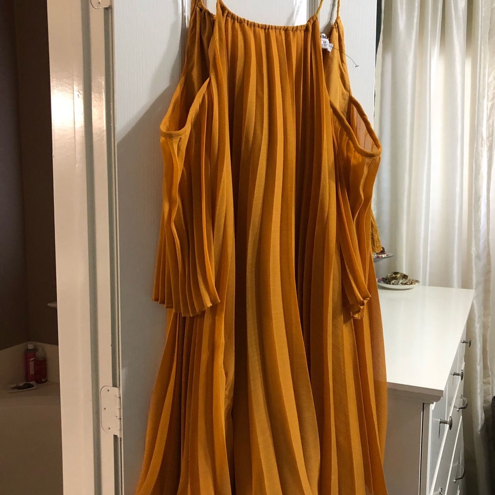 B.B. Dakota medium cold shoulder dress